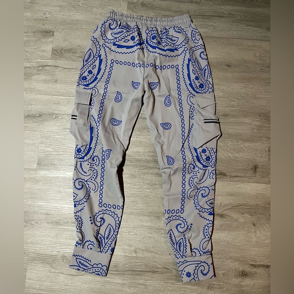 Men’s Gray and Blue Bandanna Print Cargo Joggers - Picture 5 of 5